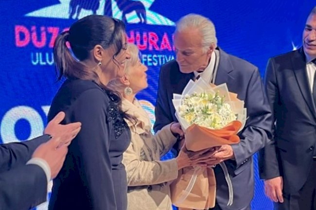 Usta oyuncu Ediz Hun, ödül töreninde eşi Berna Hun’u öpücüklere boğdu