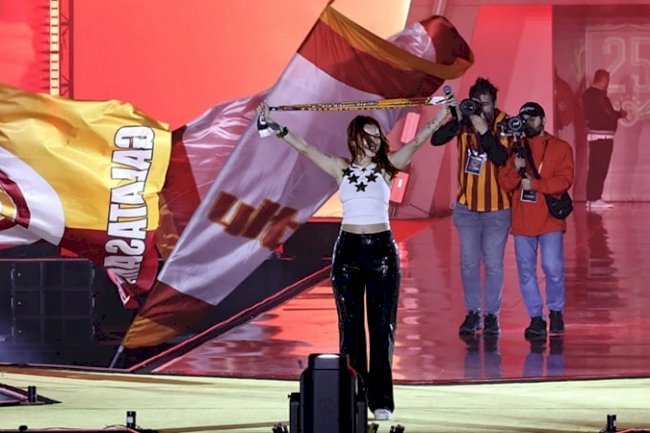 GÜLİZ AYLA TESBİHLİ DUA LIPA