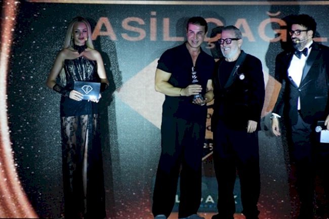 Tolgahan Sayışman ödülünü Filistinli çocuklar için aldı