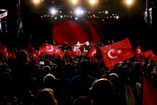 Antalya Cumhuriyet’in 102. Yılını Candan Erçetin’le Coşkuyla Kutladı