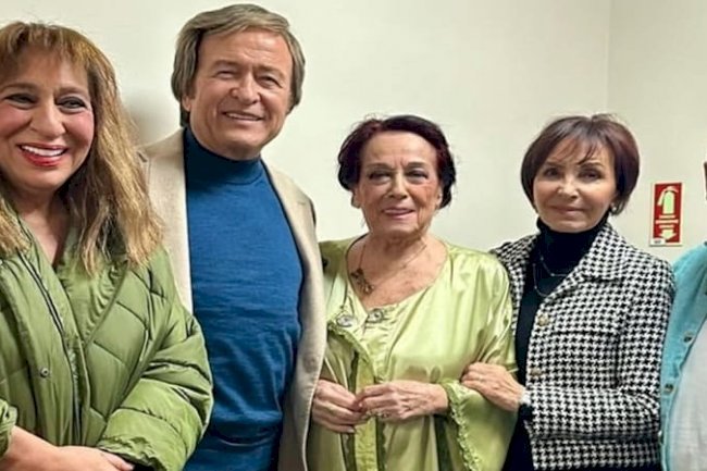 Melek Baykal, Suna Keskin ve Nedim Saban'a oyun sonrası Erol Evgin ve eşinden sürpriz ziyaret