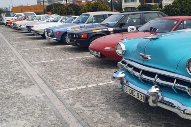 KLASİK OTOMOBİLLER RÜZGAR ŞEHRİ ÇANAKKALE’DEN RÜZGAR GİBİ GEÇTİ.