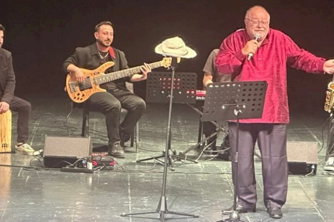 Ödül Töreninde Akbaşoğlu Rüzgarı: Hem Şarkılarıyla Büyüledi