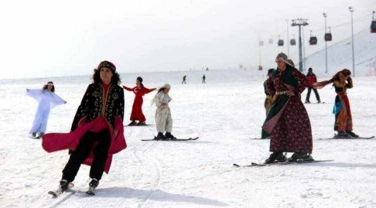 Türkiye'de Bir İlk! Erciyes Dağı'nda Kayaklı Defile