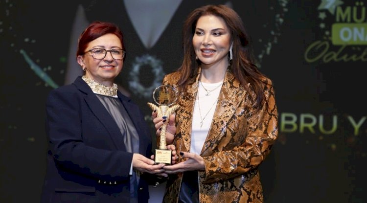 EBRU YAŞAR’A İKİ ÖDÜL BİRDEN