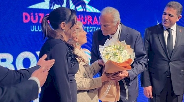 Usta oyuncu Ediz Hun, ödül töreninde eşi Berna Hun’u öpücüklere boğdu