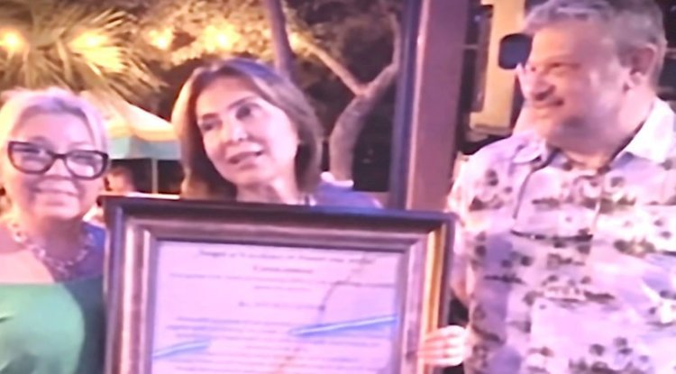 ASUMAN DABAK'A EĞLENCE MİZAH ÜSTÜN BAŞARI ONUR BELGESİ VERİLDİ