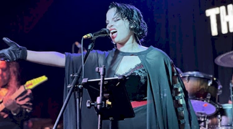 ASUDE CEMRE, MÜZİK YOLCULUĞUNA KURDUĞU ORKESTRA İLE DEVAM EDİYOR