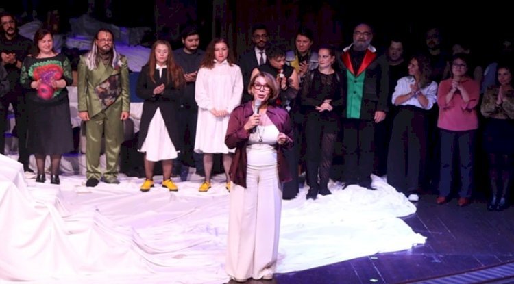 ŞEHİR TİYATROLARI 2025-2026 TİYATRO SEZONUNU DÜRRENMATT’IN “BİR ZİYARET” OYUNUYLA AÇTI