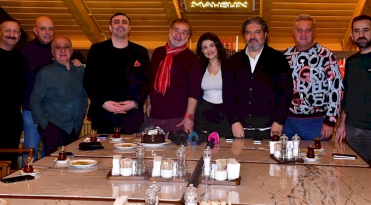 ESRA ÖZTÜRK'TEN SANAT VE DOSTLUKLA ÖRÜLÜ ÖZEL BULUŞMA