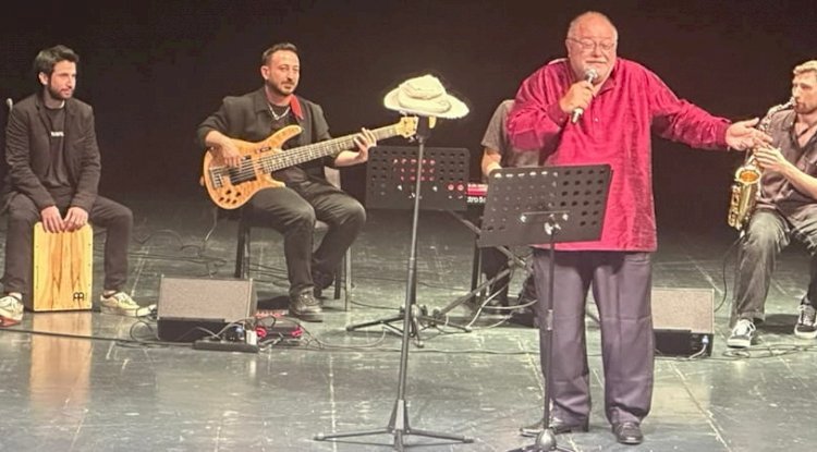 Ödül Töreninde Akbaşoğlu Rüzgarı: Hem Şarkılarıyla Büyüledi
