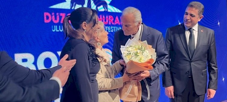 Usta oyuncu Ediz Hun, ödül töreninde eşi Berna Hun’u öpücüklere boğdu