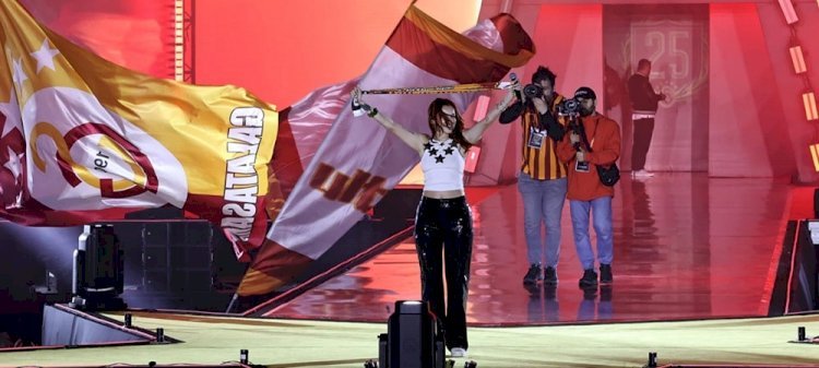 GÜLİZ AYLA TESBİHLİ DUA LIPA