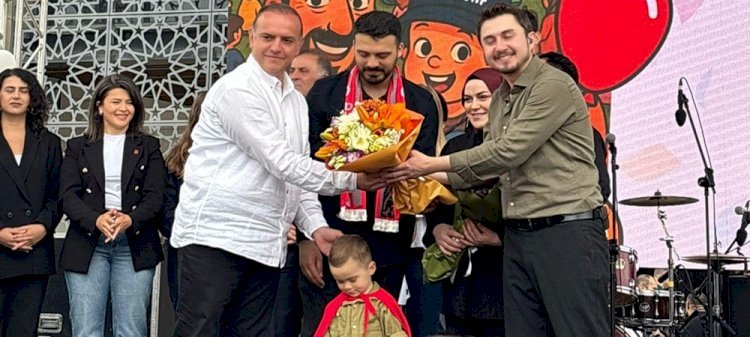 Ali Asaf'ın hayali, Tuğkan şarkıları ve uçan balonlar