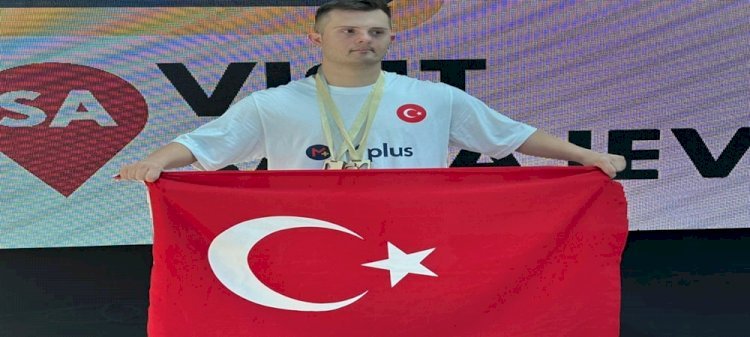 Plus Türkiye, çalışanlarının çocuklarının da yer aldığı yüzme takımına, uluslararası yüzme yarışmasında destek oldu