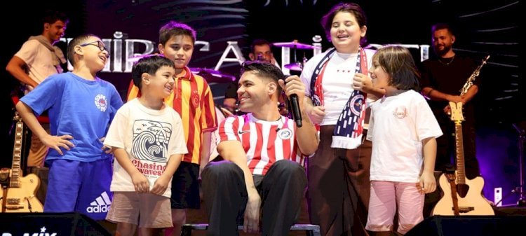 Emir Can İğrek’ten İki Konserde Minik Hayranlarına Sürpriz 