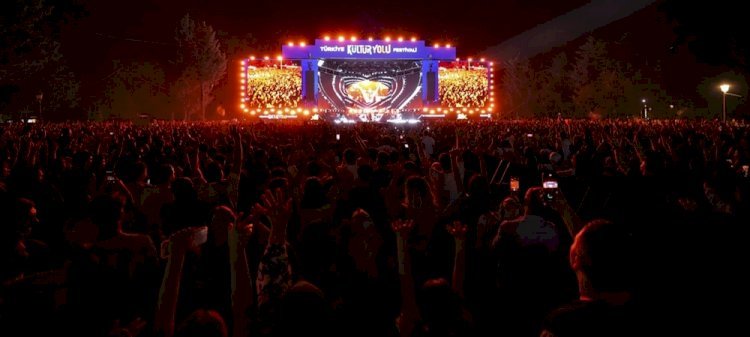 GAZİANTEP’TE EBRU YAŞAR RÜZGÂRI ESTİ