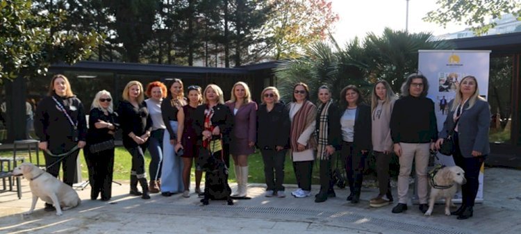 Tarabya İngiliz Okulları öğrencileri, Dünya Engelliler Günü kapsamında Rehber Köpekler ile buluştu