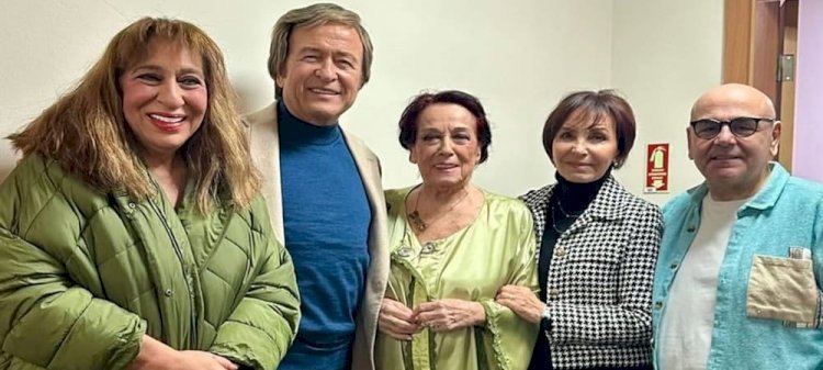 Melek Baykal, Suna Keskin ve Nedim Saban'a oyun sonrası Erol Evgin ve eşinden sürpriz ziyaret