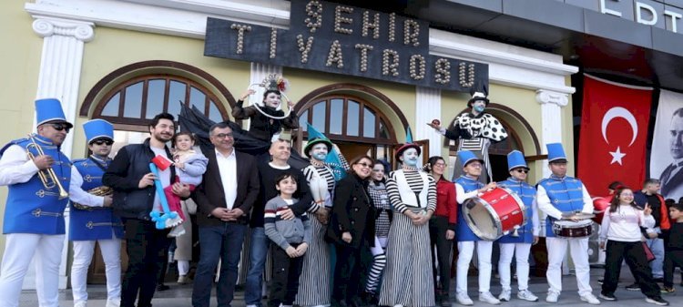 23 NİSAN ULUSAL EGEMENLİK VE ÇOCUK BAYRAMI’NDA ŞEHİR TİYATROLARI’NIN SAHNELERİ ÇOCUKLAR İÇİN AÇILDI