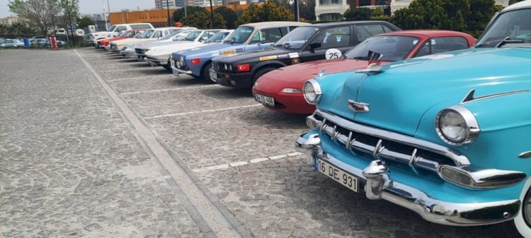 KLASİK OTOMOBİLLER RÜZGAR ŞEHRİ ÇANAKKALE’DEN RÜZGAR GİBİ GEÇTİ.