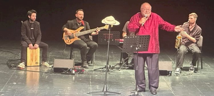 Ödül Töreninde Akbaşoğlu Rüzgarı: Hem Şarkılarıyla Büyüledi